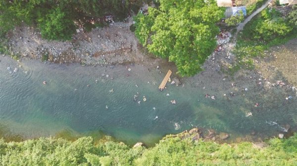 要配资 山间清流引来火爆客流